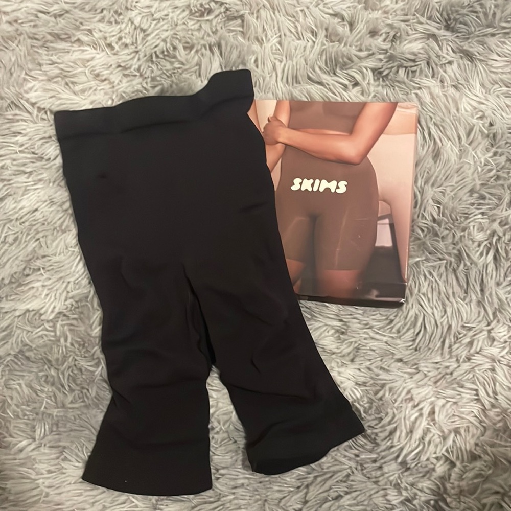Skims - SCULPTING SHORT MID THIGH W/ OPEN GUSSET